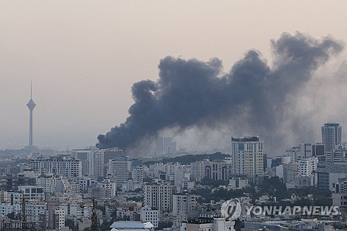 이스라엘의 폭격을 받고 있는 테헤란. AP 연합뉴스